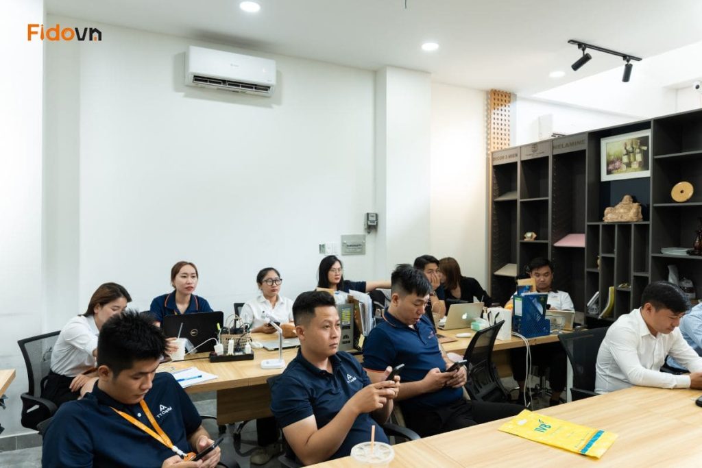 Các chuyên viên kinh doanh tại ZLAND trong buổi đào tạo