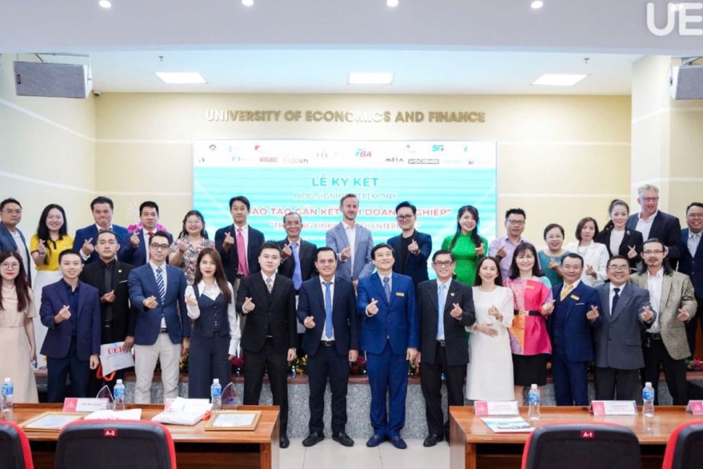 Đại diện trường Đại Học Kinh Tế Tài Chính Tp HCM