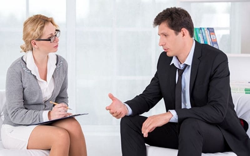 Đáp lại những gì nghe được bằng ánh mắt, gật đầu tán thành, hoặc ngôn ngữ cơ thể
