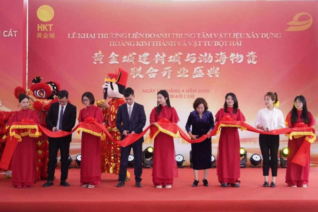 Đúng 11 giờ sáng, trong tiếng nhạc sôi động, lễ khai trương của trung tâm VLXD Hoàng Kim Thành đã chính thức diễn ra