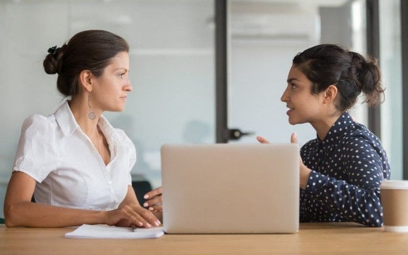 Giao tiếp bằng mắt là một phần quan trọng trong kỹ năng lắng nghe