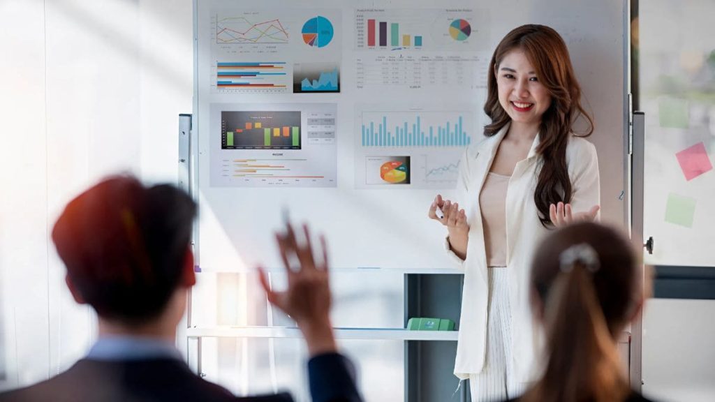 Luôn mỉm cười để tạo sự gần gũi và thoải mái trong suốt buổi thuyết trình