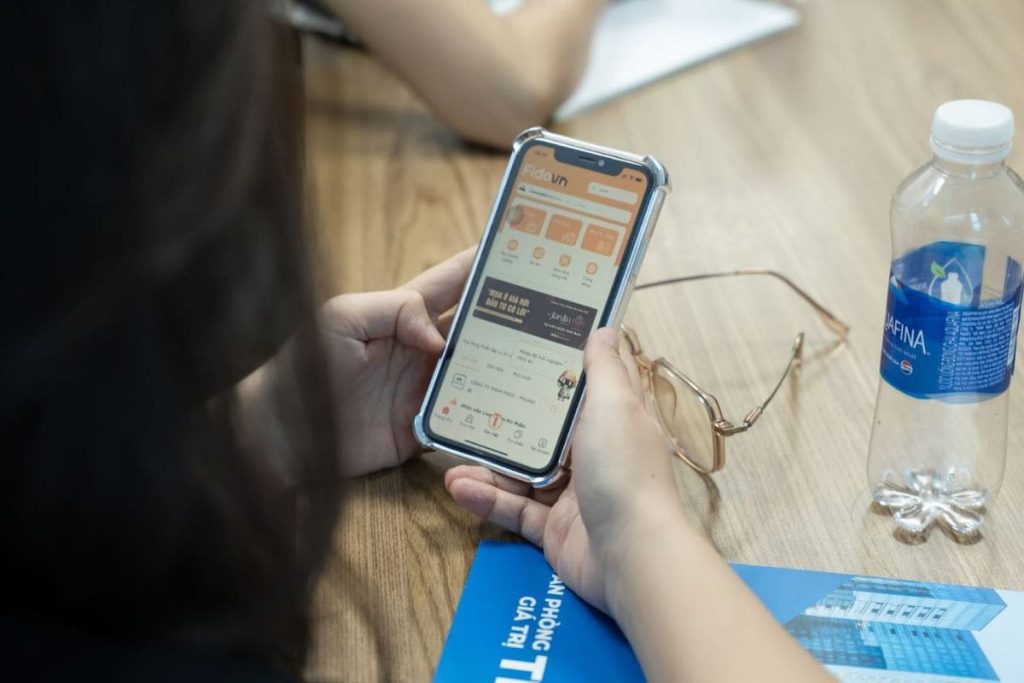 Người dùng thao tác trải nghiệm VR 720° dễ dàng ngay trên app Fidovn