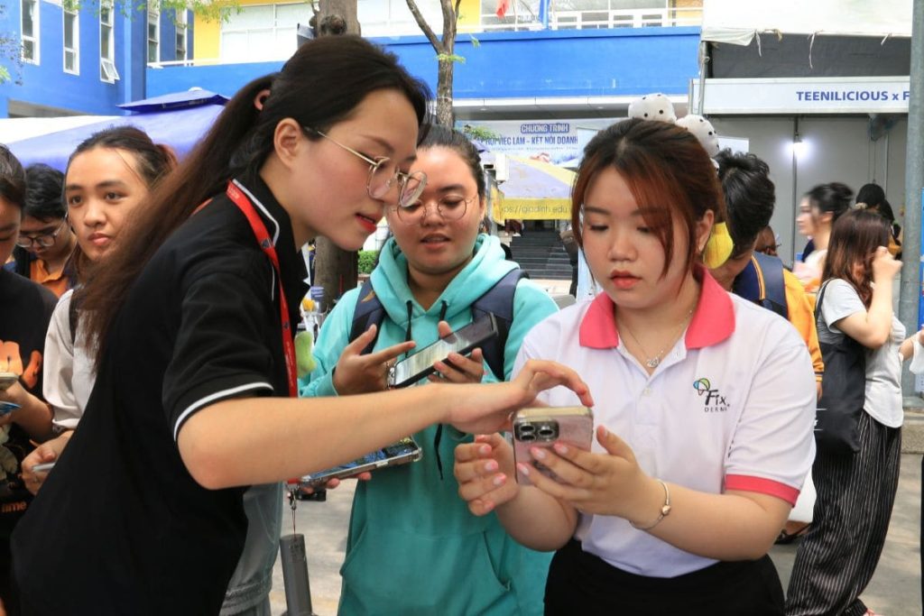 Sinh viên được hướng dẫn trải nghiệm gian hàng và ứng dụng Fidovn