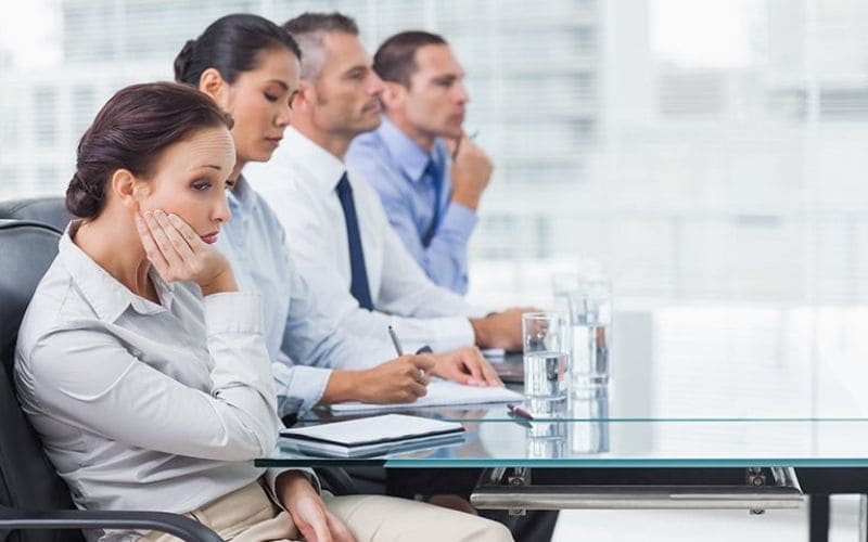 Việc không tập trung khi người khác đang chia sẻ có thể dẫn đến sự hiểu lầm và không hiểu rõ ý của họ.