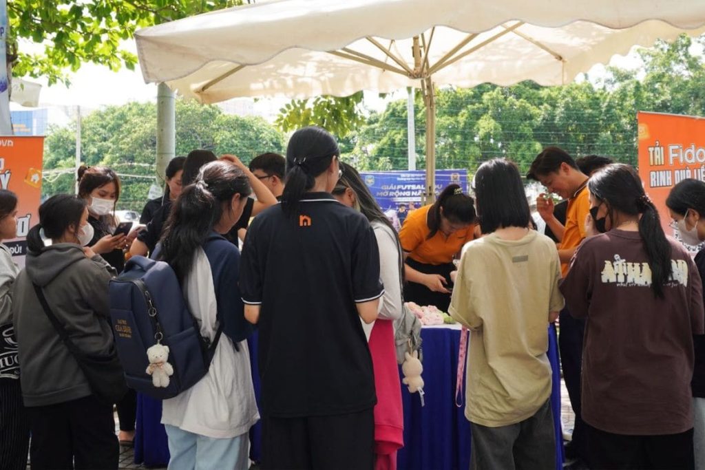 gian hàng trải nghiệm của Fidovn đã thu hút đông đảo sinh viên ghé thăm
