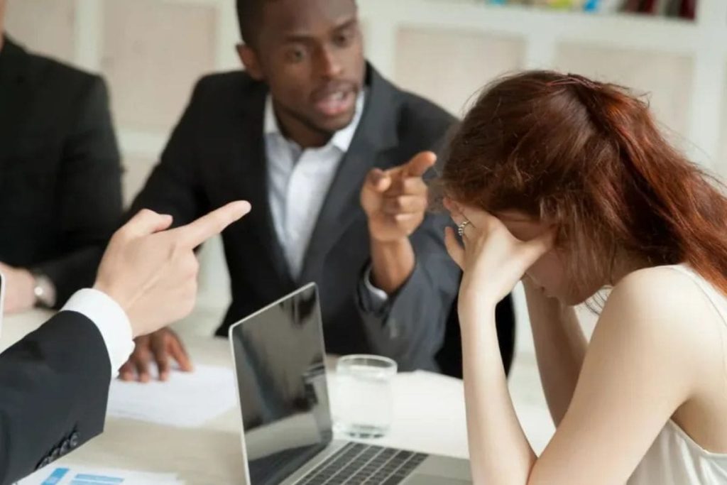 Khi làm việc trong môi trường độc hại, nhân viên phải đối mặt với căng thẳng và áp lực