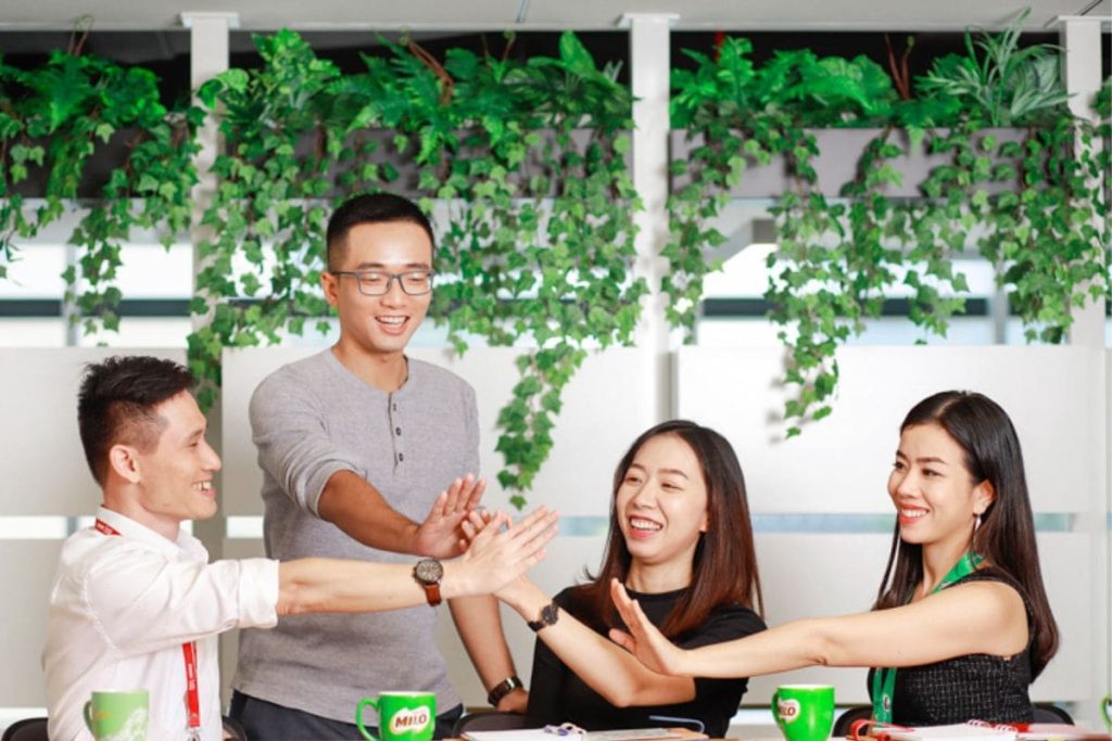 Lãnh đạo đóng vai trò quan trọng trong việc duy trì một môi trường làm việc tích cực