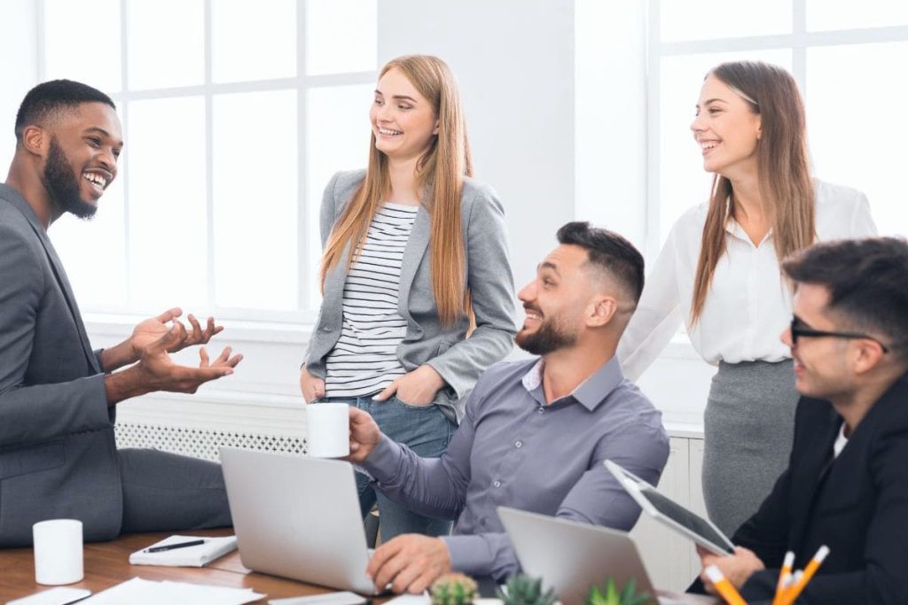 Phân quyền trong công việc sẽ giúp họ cảm thấy có trách nhiệm và sự tự tin.