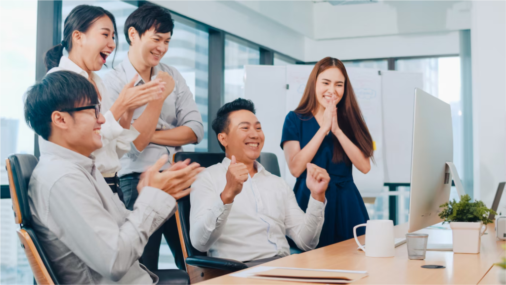 Môi trường làm việc lý tưởng tạo điều kiện mọi người cùng giúp đỡ nhau hoàn thành công việc