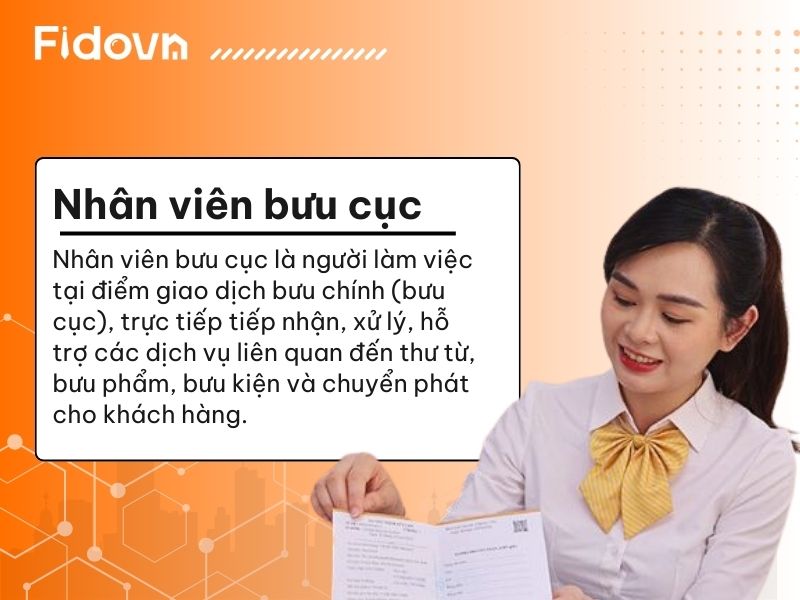 Nhân viên bưu cục làm việc tại điểm giao dịch và xử lý bưu gửi